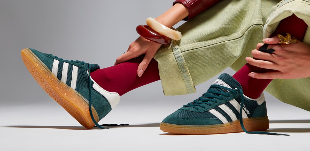 spodnie z podwiniętymi nogawkami