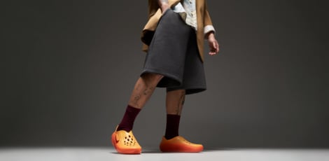 jak stylizować pomarańczowe sneakersy